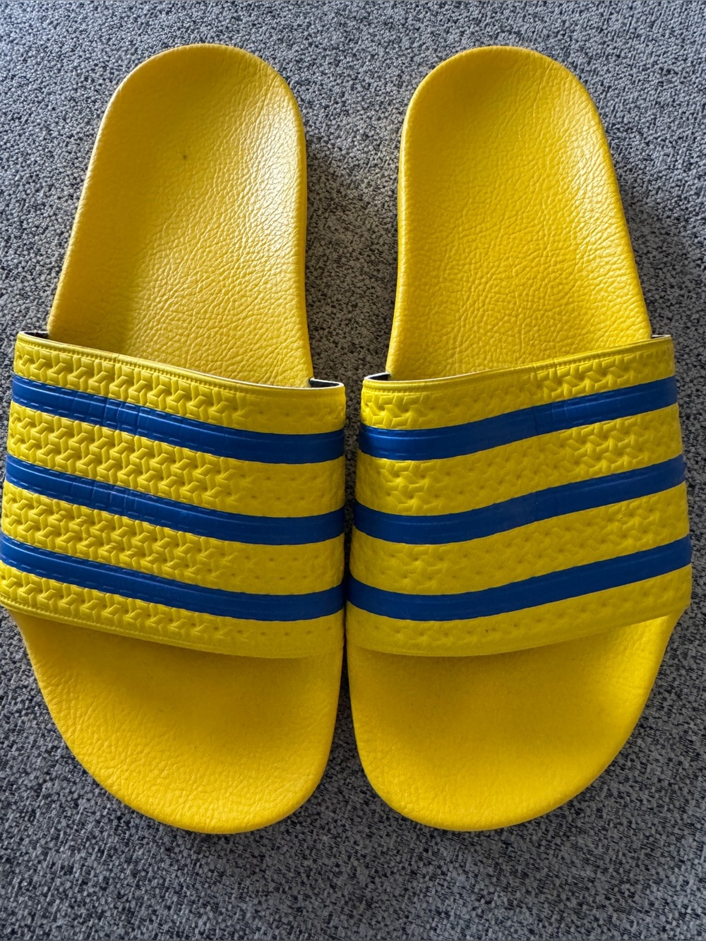 EUC Wm 11/M10 Adidas Adilette Slides in Yellow with blue stripes